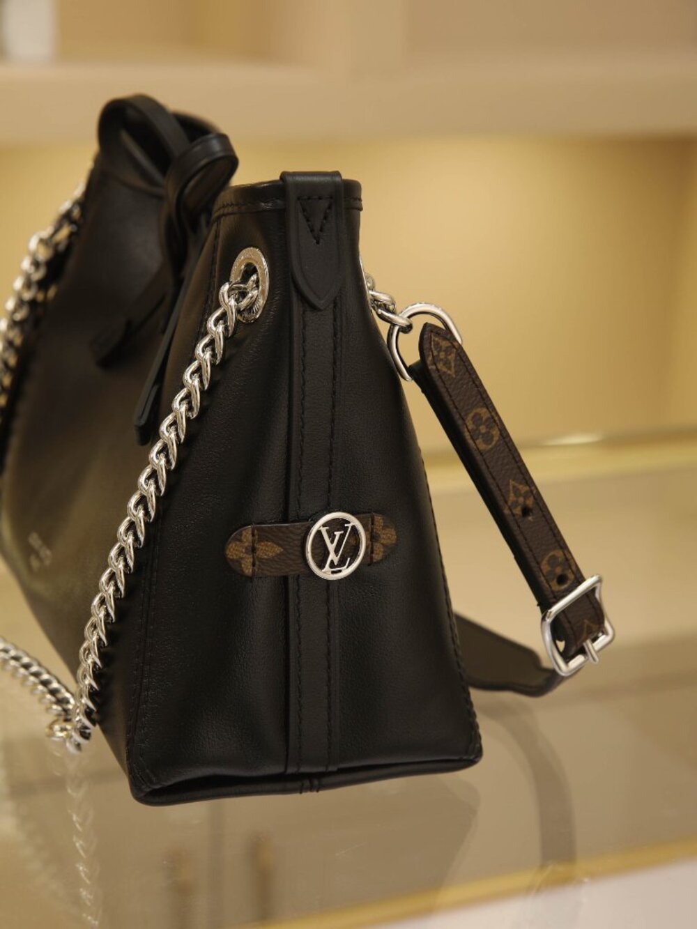 Louis Vuitton Shoulder Bag Carryall Cargo Vibe PM Lambskin M24861 - Picture 7 of 9